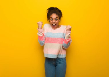 Genç Afro-Amerikan kız ile şaşırttı ve şok mavi gözlü siyah.