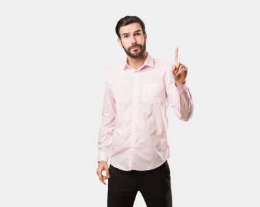 Genç yakışıklı gösteren bir numaralı adam