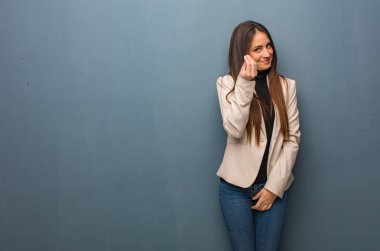 Tipik bir İtalyan jest yapıyor genç iş kadını