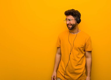 Genç adam bir fikir düşünmeye müzik dinlerken