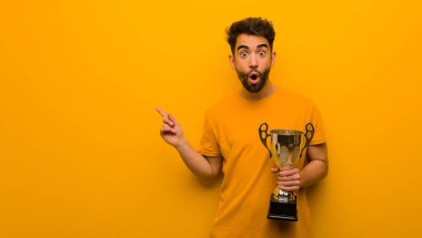 Genç adam bir kupa tarafına işaret tutan