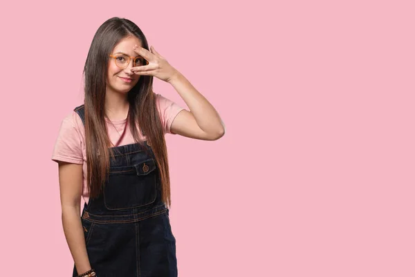 Junge Coole Frau Peinlich Berührt Und Gleichzeitig Lachend — Stockfoto