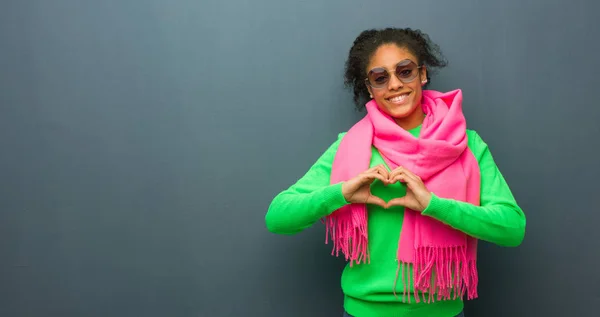 Afro Amerikaanse Meisje Met Blauwe Ogen Doen Een Hart Vorm — Stockfoto