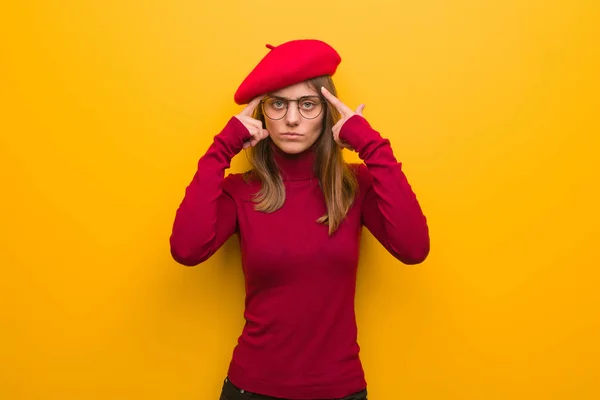 Junge Französische Künstlerin Bei Einer Konzentrationsgeste — Stockfoto