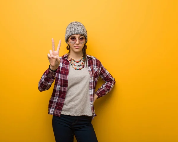 Jonge Hippie Natuurlijke Vrouw Weergegeven Nummer Twee — Stockfoto