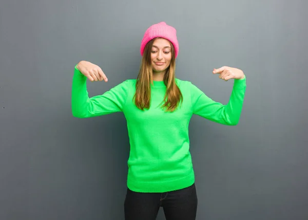 Jovem Menina Russa Natural Apontando Para Baixo — Fotografia de Stock