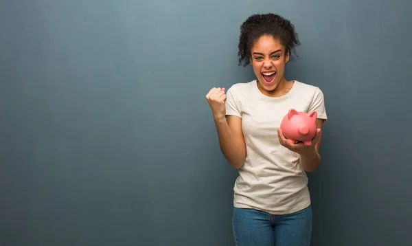 Mujer Negra Joven Sorprendida Conmocionada Ella Sostiene Una Alcancía — Foto de Stock