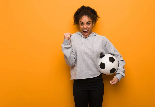 Молодая Фитнес Черная Женщина Кричит Злая Агрессивная Холдинг Футбольный Мяч — стоковое фото