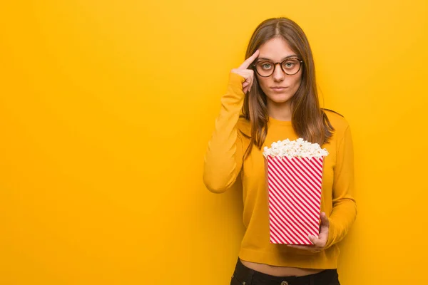 Young Pretty Caucasian Woman Thinking Idea She Eating Popcorns — Stock Photo, Image