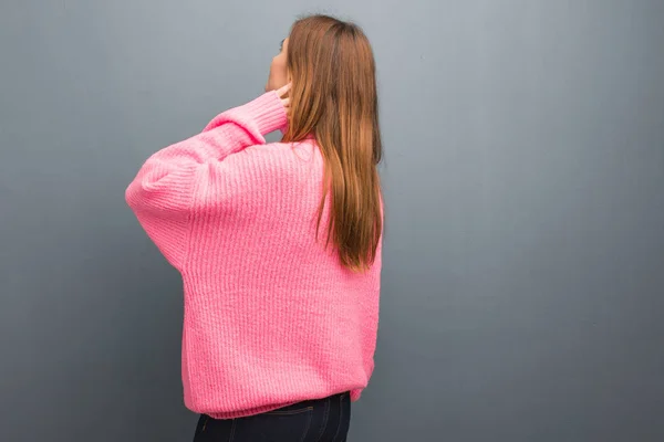 Joven Rusa Natural Chica Por Detrás Pensar Algo —  Fotos de Stock