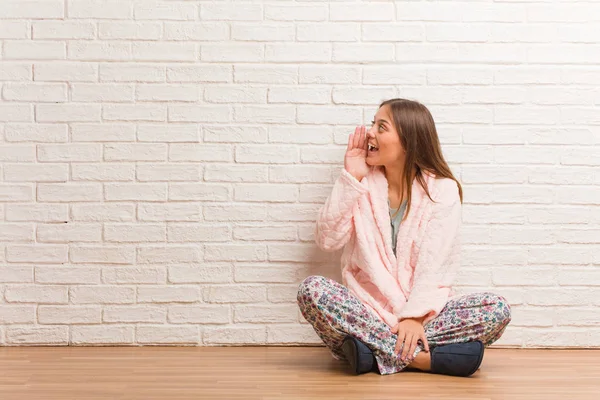 Jonge Vrouw Die Het Dragen Van Pyjama Fluisteren Gossip Ondertoon — Stockfoto
