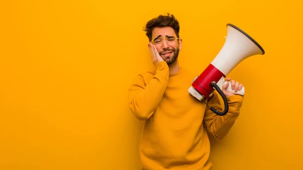 Ung Man Innehar Megafon Förtvivlad Och Ledsen — Stockfoto