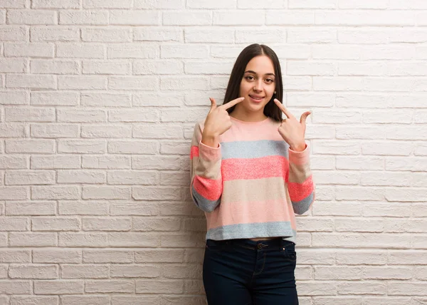 Jonge Moderne Vrouw Glimlacht Wijzen Van Mond — Stockfoto