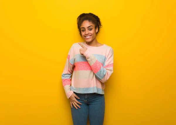 Ung Svart Afroamerikansk Jente Med Blå Øyne Som Smiler Peker – stockfoto