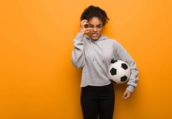 Junge Fitness Schwarze Frau Wütend Und Aufgebracht Einen Fußballball Der — Stockfoto