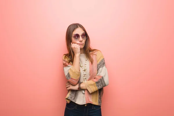 Joven Mujer Hippie Sobre Fondo Rosa Pensando Algo Mirando Lado —  Fotos de Stock