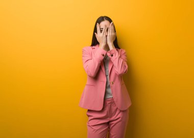 Genç modern iş kadın endişeli ve korkuyor hissediyor