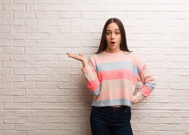 Palm Hand bir şey tutan genç modern kadın