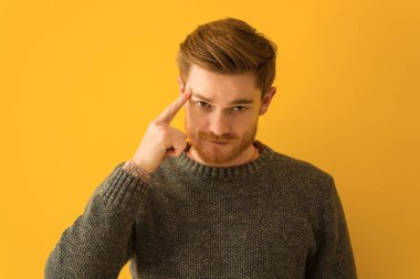 Genç Redhead adam yüz kapatmak düşünme hakkında bir fikir