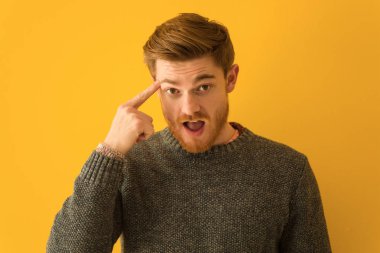 Parmak ile bir hayal kırıklığı jest yapıyor genç Redhead adam yüz kapatmak