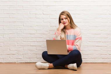 Genç Rus öğrenci kadın oturma düşünme bir şey, bakarak yan