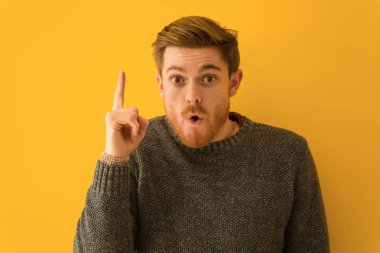 Büyük bir fikir, yaratıcılık kavramı sahip genç Redhead adam yüz kapatmak