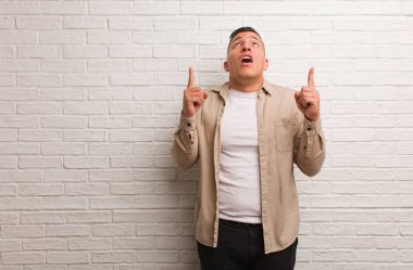 Genç Latin adam bir şey göstermek için işaret şaşırttı