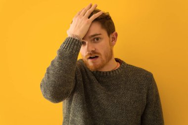 Genç Redhead adam yüz kapatmak yorgun ve çok uykulu