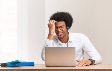 Genç telemarketer siyah adam yorgun ve çok uykulu