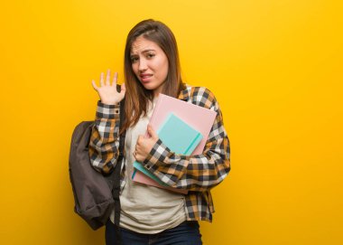 Genç öğrenci kadın bir şey ret bir jest yapıyor reddederek