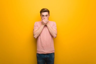 Genç Redhead adam şaşırttı ve şok