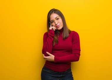 Genç entelektüel kadın bir fikir hakkında düşünme