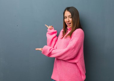 El ile bir şey tutan genç modern kadın