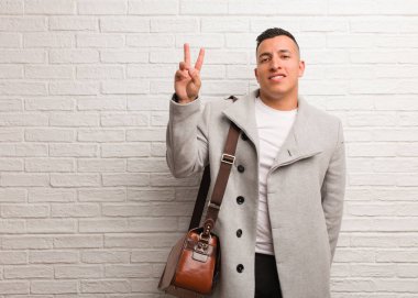 İki numara gösteren genç Latin iş adam