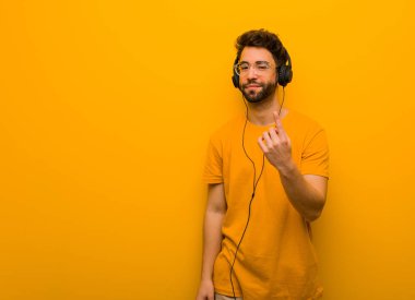 Genç adam gelmek için davet müzik dinlerken