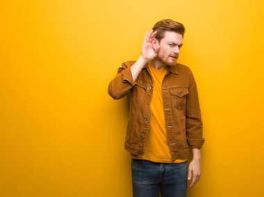 Genç Redhead adam bir dedikodu dinlemeye çalışın