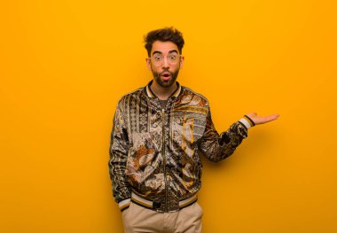 Genç serin bir şey palm el tutan adam