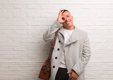 Genç Latin iş adamı göz üzerinde ok jest yapıyor emin