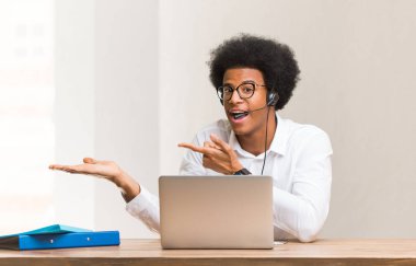 Genç telemarketer siyah adam tutan bir şey ile el
