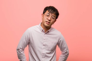 Genç Çinli adam büyük bir gülümseme ile neşeli