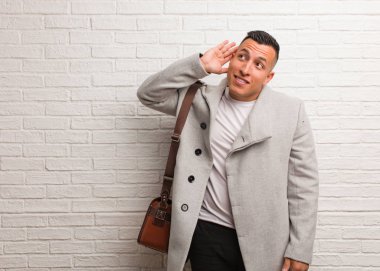 Genç Latin iş adam deneyin için dinleme bir Gossip