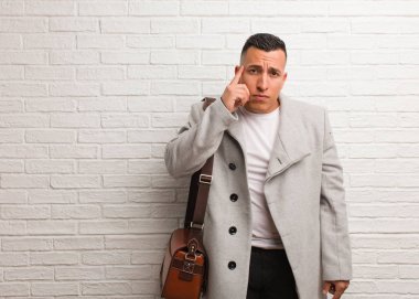 Genç Latin iş adam düşünme hakkında bir fikir