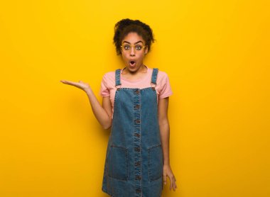 Mavi gözlü genç siyah Afrikalı Amerikan Kız palmiye el bir şey tutan