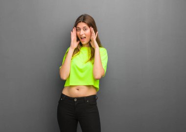 Genç serin Rus kız sürpriz ve şok