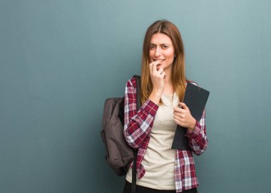 Genç öğrenci Rus kadın ısırma çivi, sinir ve çok endişeli