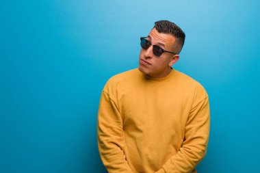 Hedefleri ve amaçları elde rüya genç Kolombiyalı adam