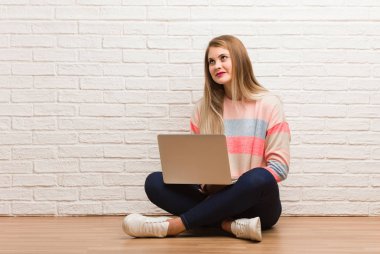 Hedefleri ve amaçları elde hayal oturan genç Rus öğrenci kadın