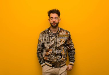 Genç serin adam unutkan, bir şey fark