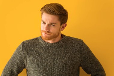 Genç Redhead adam yüz kapatmak çok kızgın birini azarlamak