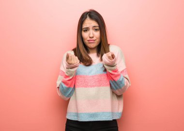 Genç sevimli kadının gereksiniminin bir jest yapması